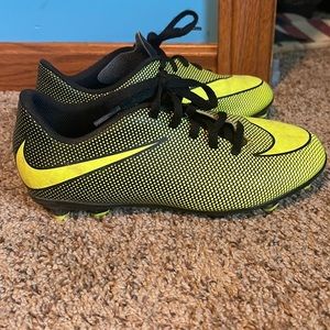 Youth soccer cleats